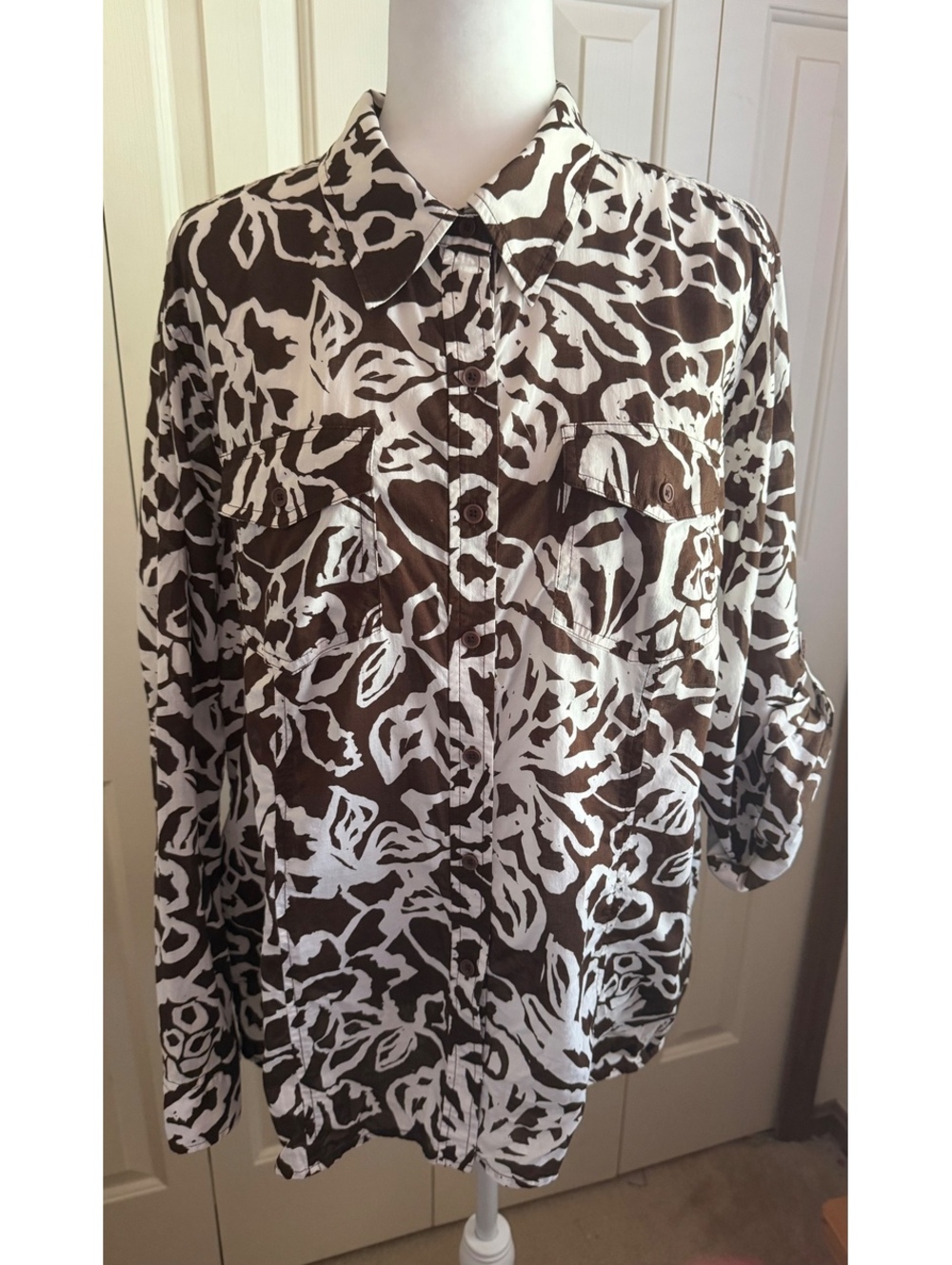 Jones New York button down 100% Cotton with abstract leaf-like floral size 2X